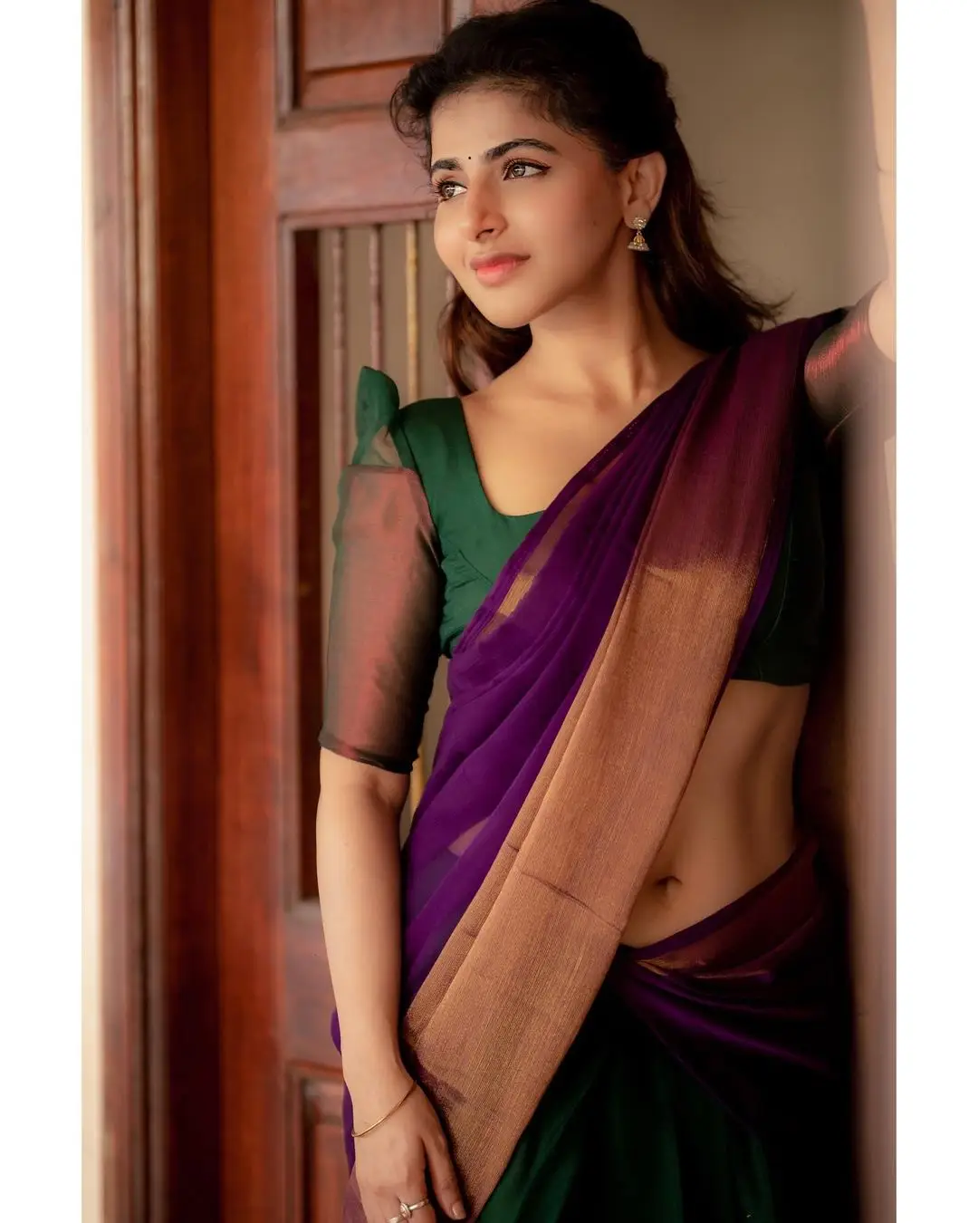 INDIAN GIRL ISWARYA MENON IN TRADITIONAL VIOLET SAREE GREEN BLOUSE